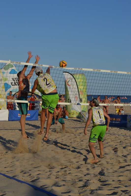 El títol de Campió de Catalunya de vòlei platja en joc al Vichy Catalan Volei Tour de Cambrils